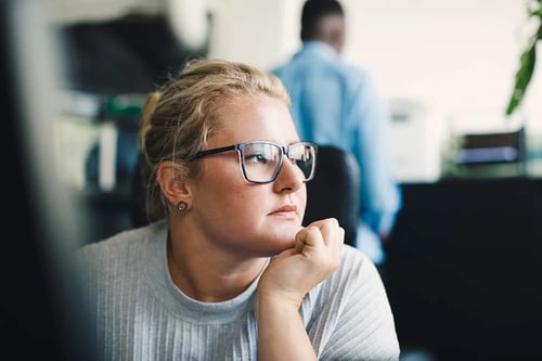 Femme qui a l’air pensive Femme qui a l’air pensive