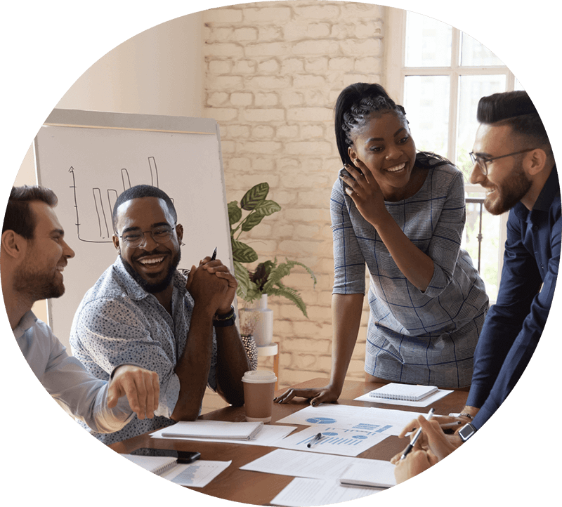 Groupe d'employés souriant et discutant lors d'une rencontre