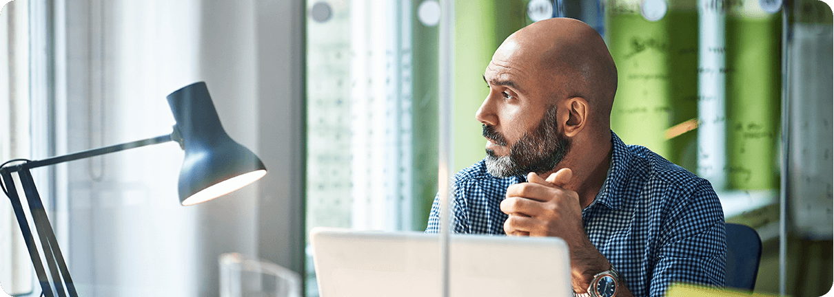 Personne regardant à l'extérieur depuis son bureau